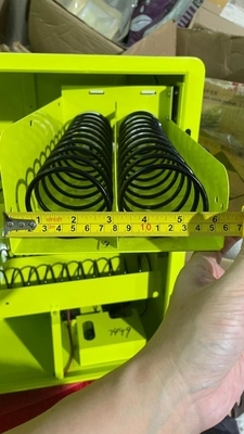 コンドームのペーパー タバコの壁に取り付けられた小型自動販売機