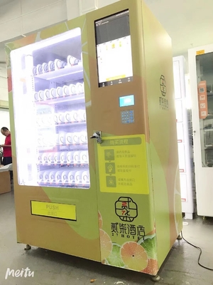 冷たい飲みものおよび軽食のスマートな自動販売機、コンベヤー ベルトの自動販売機 