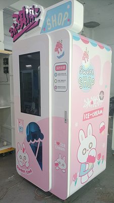 硬貨はソフト クリームの自動販売機のヨーグルトのアイス クリームの自動販売機を作動させた